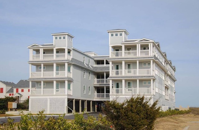Seven Cs 402: Top-Level-Wohnung, direkt am Meer, Gemeinschaftspool, private Gemeinschaft Gehweg zum Strand.