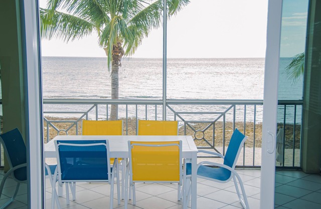 Seven Mile Beach Oceanfront 3-Zimmer-Wohnung mit Pool / Jacuzzi