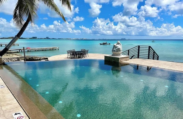 Seven Mile View #1 - 2 BR Oceanfront Condo & Pool