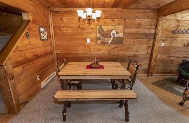 Seven Springs 3 BR Deluxe Condo, Near Golf Course by RedAwning - Save 10% on 3 Nights, 15% on 5 Nights!