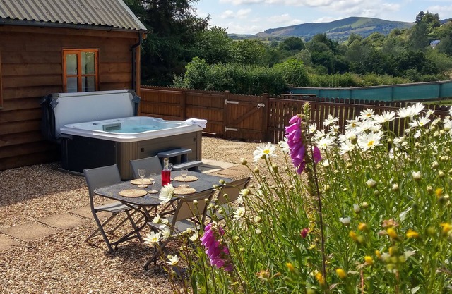 Seven Stars- hot tub with views