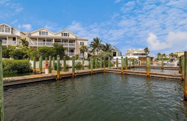SEVENTH HEAVEN~Waterfront 5 BR, 4 Ba Townhome with Pool, Elevator & Dockage!