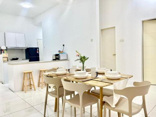 SF 1-12Pax Puchong Sky Pod 3Room IOI Mall 8 Bed LRT