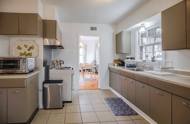 Shabby Chic KING ABODE centrally located with FREE parking