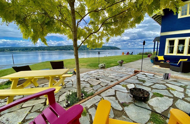 SHABBY CHIC WATERFRONT RETREAT ist ein entspannendes, ruhiges Haus am Ufer