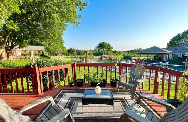 Shaded Oaks Suite Luxury Stay by the Golf Course