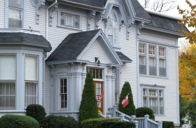 Shadow Lawn Inn