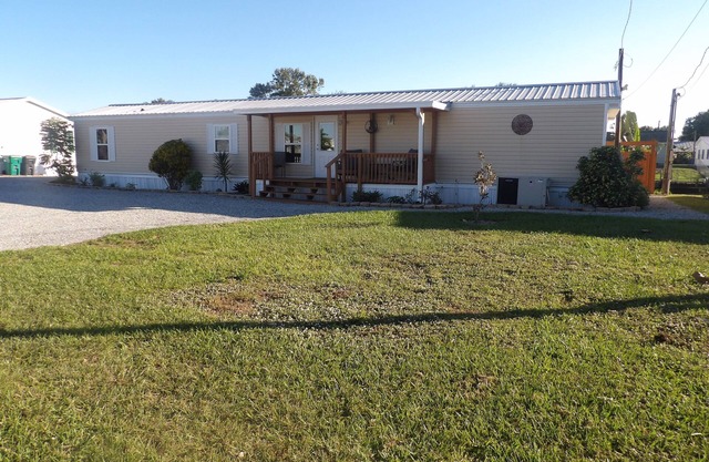 Shadow's Oasis, Tropical Cozy 2/2 w/ Pool, Sundeck & Fishing in your own space!