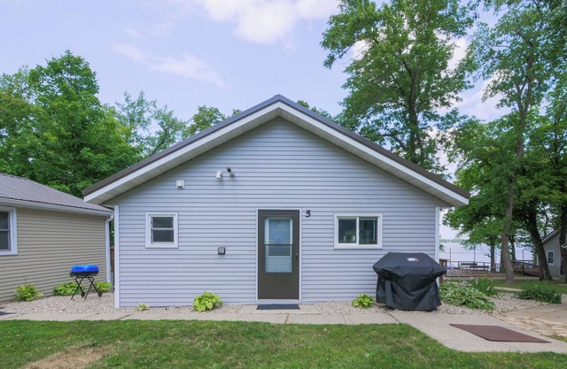 Shady Lawn #5 Recently Renovated 3 BR 1-1/2 Bath Cabin on Lake Darling