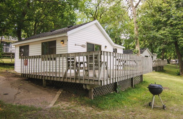 Shady Rest, a 2BR lakefront cabin located in Riverside Resort