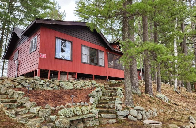 Shady Rest Resort Cabin, lakefront, firepit, sleeps 6, pets welcome, sandy beach