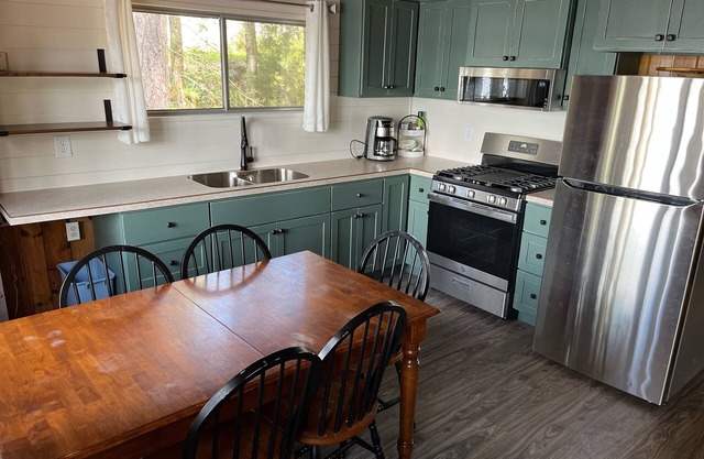 Shady Rest Cabin #8, 3BD, Sunset Views, Beach, Pets Welcome, Swimming, Firepit