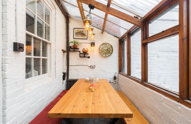 Shakespeare House, Free Parking, Town Centre Location