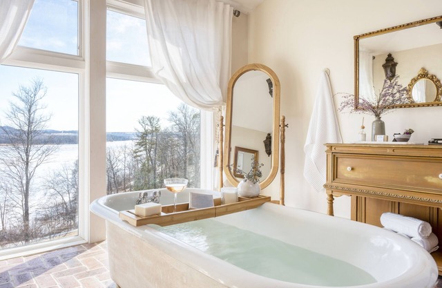 Shakespeare on the Hudson by AvantStay | Two Home Buyout on the Hudson River! 22 Bedrooms!