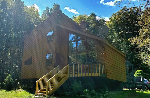 Shambhala Mountain Retreat: A chalet surrounded by forest. Relax & unwind!