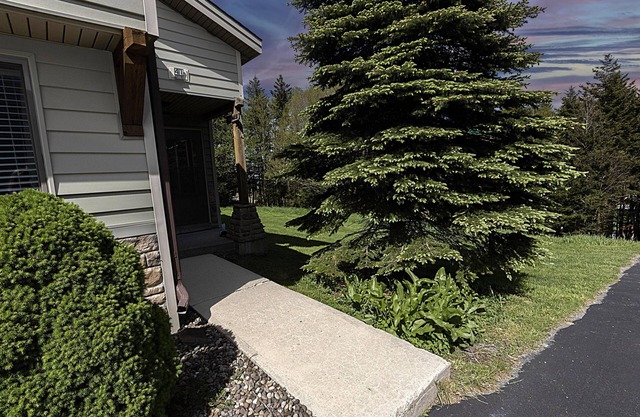 Shamrock 41 : Charming and lovely TH w/mudroom for bikes! Close to trails!