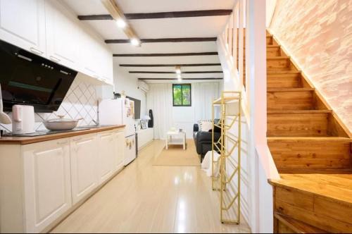 Shanghai Hills&Well-time Scandi Loft with Terrace Near Line2 Jing'an Temple