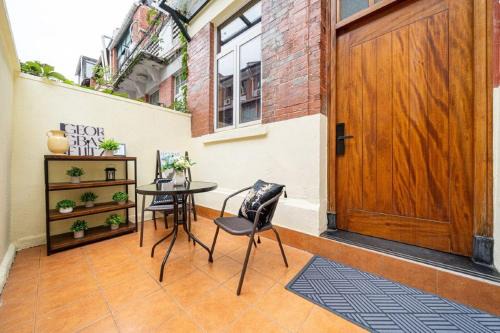 Shanghai Hills & Well-time MCM Family B&B with Terrace Near Line2 Jing'an Temple