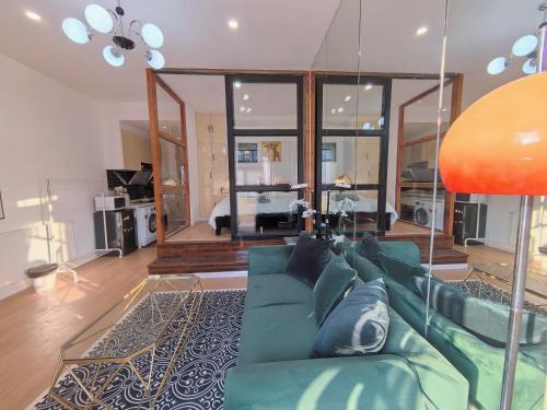 Shanghai Hills & Zinn Sunshine BnB with Balcony Near Metro Line1 Changshu rd