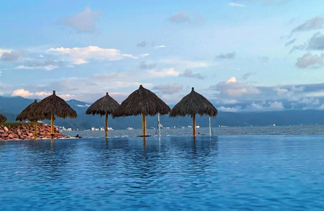 Shangri-La Condo: Spacious Ground-Floor Villa, Patio to Pool/Garden/Restaurant