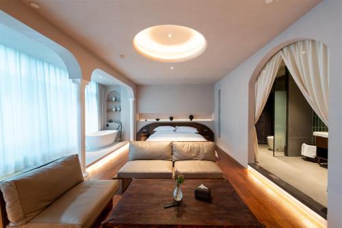 Shanheli wabi Sabi Natural Wind Hotel Chenghai Branch