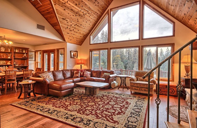 Shanks 'Lodge ist das ultimative Zuhause im Wald für große Gruppen.