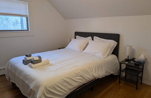 Shantok Queen suites walk to Mohegan casino/Wi-Fi