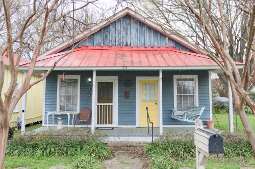 Shanty Bellum Too - 2b1b, Washer & Dryer, Full Kitchen