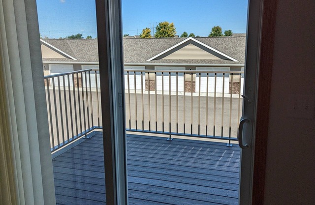 Shared apartment, queen air mattress