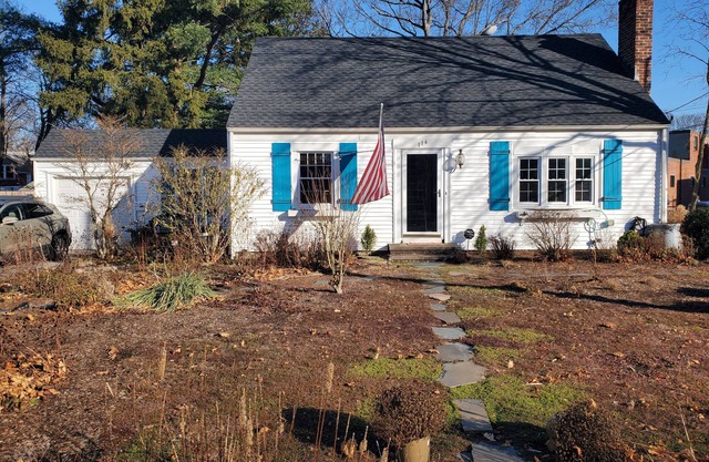 2-bedroom shared house in charming East Providence with AC, WiFi