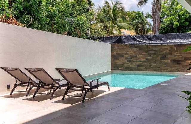 Shared pool, BBQ and centrally located to everything!