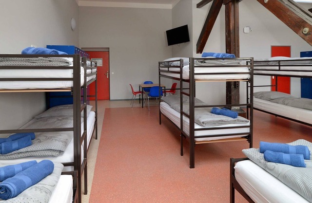 Mehrbettzimmer (eigene Dusche; WC auf Etage) (bis 12 P.) 12 - Hostel in Guben