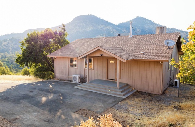 Shasta Lake Beautiful House w/ Hot Tub, BBQ, Ping Pong & Foosball Table