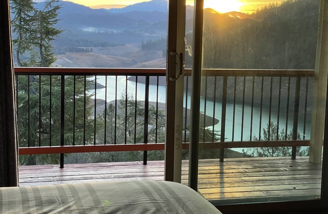 Shasta Lake Zen House:Stunning Views, Spacious 4BR W Game Room, Family & Friends