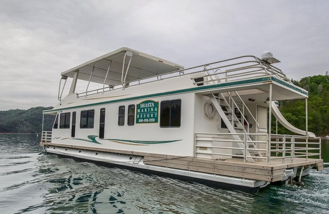 Shasta Marina am Packers Bay Mirage II Hausboot.