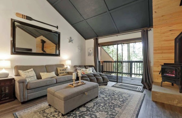 Shaver Escape! Mountain Loft Condo