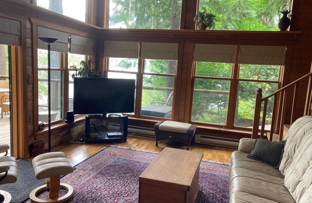 Shawnigan Lake Waterfront Cottage