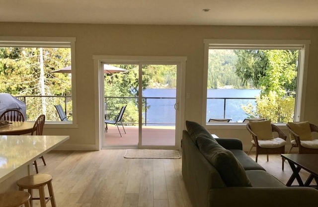 SHAWNIGAN LAKE WATERFRONT HOME mit eigenem Dock