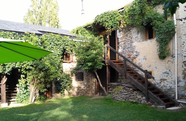 Schafhürde Cerdane in Err in kleinen Pyrenäendorf Höhe von 1350 Metern