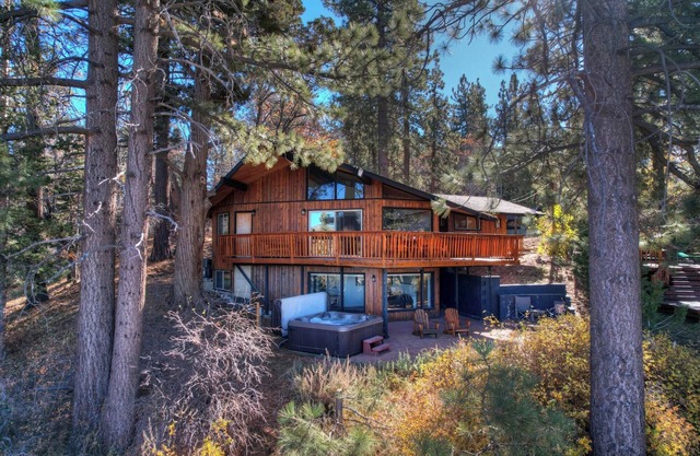 Sheephorn Lodge by Destination Big Bear : Amazing Views from the Wrap Around Deck! Central Heating and Air Conditioning! Hot Tub! Walk to Bear Mountain!