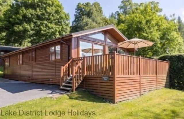 SHEFFIELD PIKE LODGE, pet friendly, with a garden in Windermere