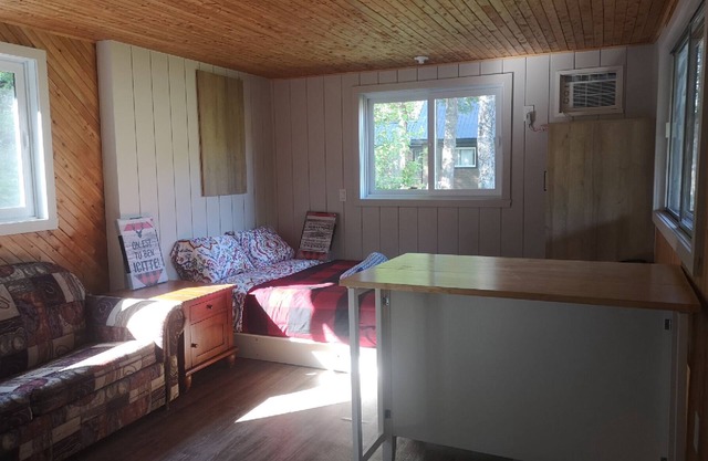 Sheira Shack: riverside, campfire, Wi-Fi, AC, BBQ, for 2, pets welcome!