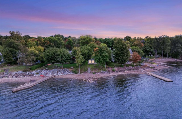 Shelburne Bay Retreat~Lakefront~Private Beach~Fireplace