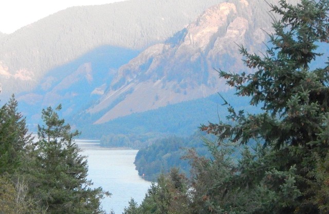 Shellrock Cabin mit Blick auf den Columbia River