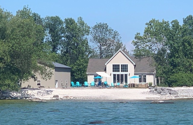 Shells Beach - Spacious Lake Ontario 3 bedroom Plus Loft Waterfront Home
