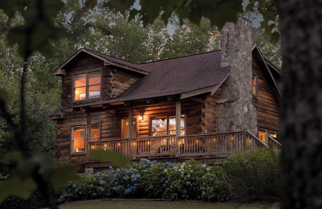 Shenandoah Log Cabin *Hot Tub* *Indoor Fireplace*