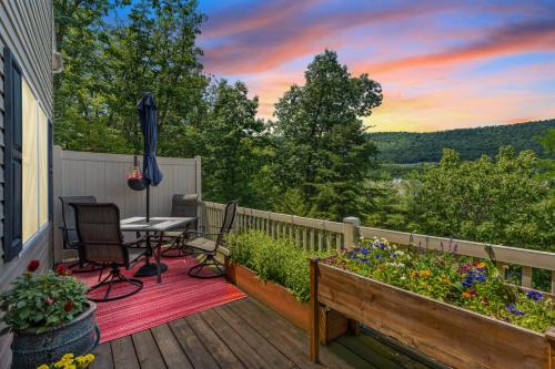 Shenandoah Paradice - 6 Person Hottub, Mountain View, EV Station, Arcade, Modern Minimalist Design, Walk to Ski
