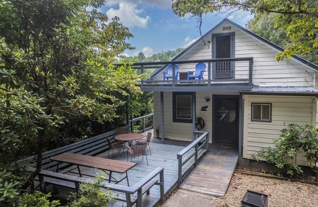 Shenanigan's Raft House - Enjoy River Living at it's Best! Pet Friendly!