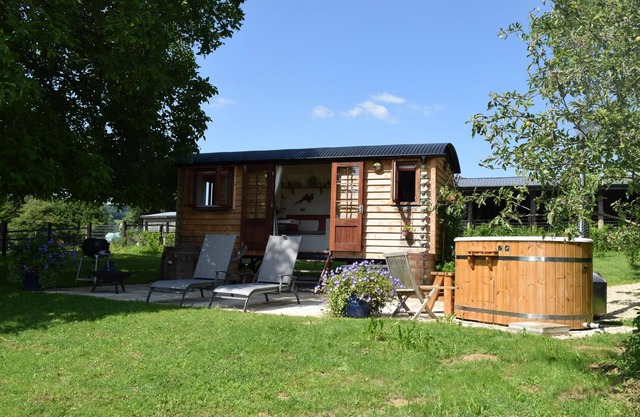 Shephards Hut with Hot Tub in the Cotswolds