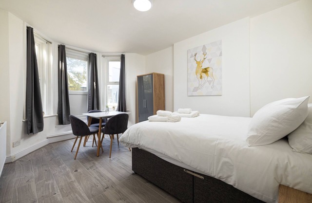 Shepherd's Bush 3 refurbished apartment for 2 people